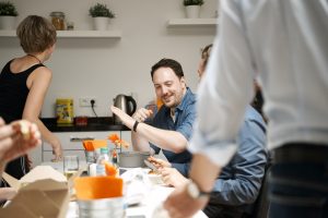 Beim gemeinsamen Mittagessen kommt auch der Spaß nicht zu kurz
