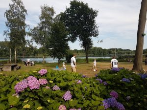 Aufwärmtraining für Groß und Klein vor dem WM-Spiel.